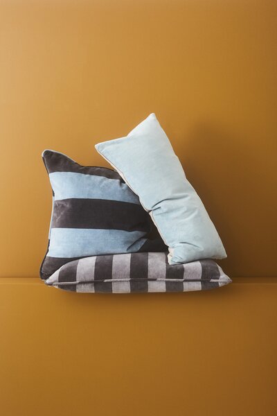 Sametový polštář Velvet Anthracite Blue Oyoy