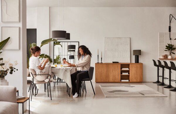 Dubová komoda Kave Home Abilen 180 x 36 cm