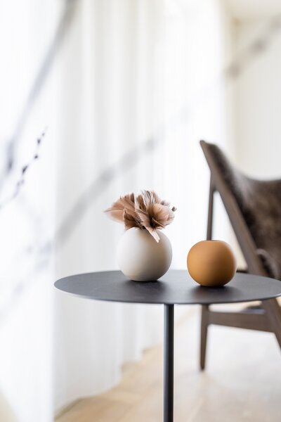 Kulatá váza Ball Coconut 8 cm COOEE Design