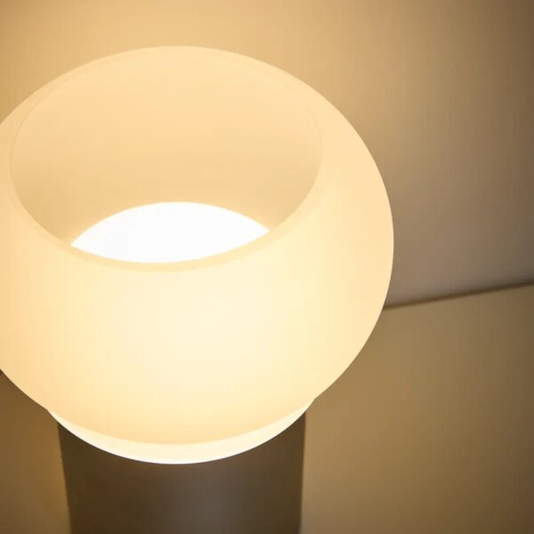 Kave Home Stříbrná kovová stolní LED lampa Leruna 27 cm