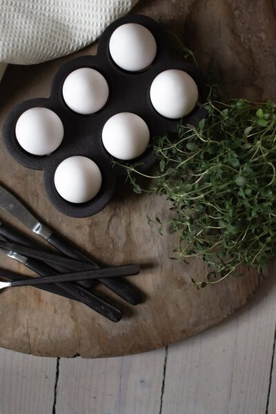 Stojánek na vajíčka Egg Tray Cast Iron Black DBKD