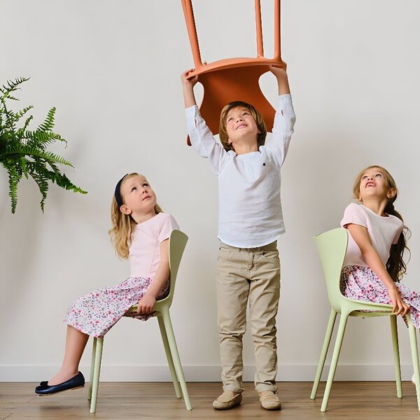 VONDOM Červená plastová dětská jídelní židle LOVE MINI