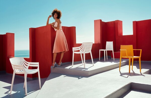 VONDOM Béžová plastová zahradní židle SPRITZ s područkami