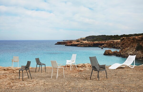 VONDOM Bílá plastová zahradní židle IBIZA s područkami