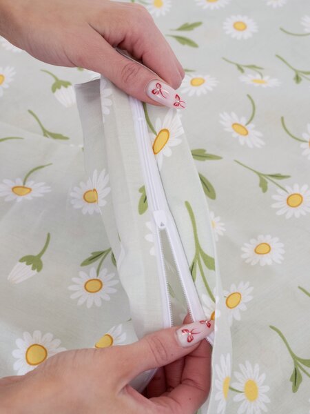 MK Lůžkoviny Bavlněný povlak na polštář Renforcé 40 x 60 cm - Sedmikrásky šedozelené
