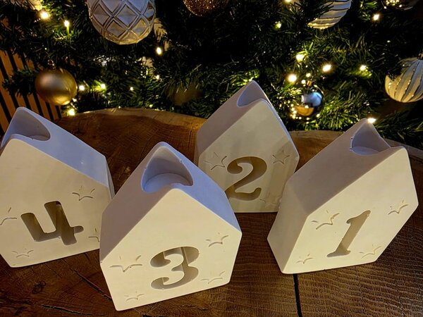 VOJA HOME Adventní a vánoční věnec 4 domečky na 4 konické svíčky z modifikované pryskyřice, bílý
