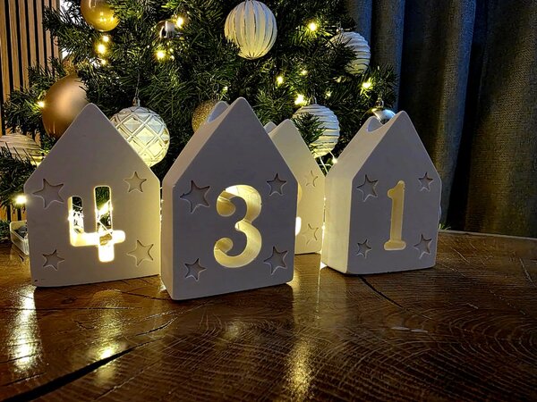 VOJA HOME Adventní a vánoční věnec 4 domečky na 4 konické svíčky z modifikované pryskyřice, bílý