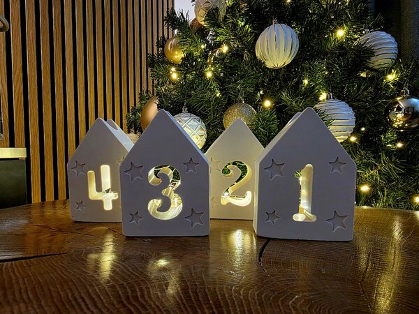VOJA HOME Adventní a vánoční věnec 4 domečky na 4 konické svíčky z modifikované pryskyřice, bílý