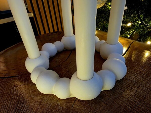 VOJA HOME Adventní a vánoční věnec na 4 konické svíčky z modifikované pryskyřice, bílý, průměr 20 cm