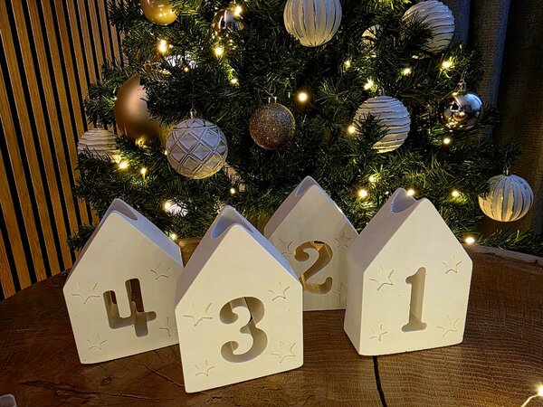VOJA HOME Adventní a vánoční věnec 4 domečky na 4 konické svíčky z modifikované pryskyřice, bílý