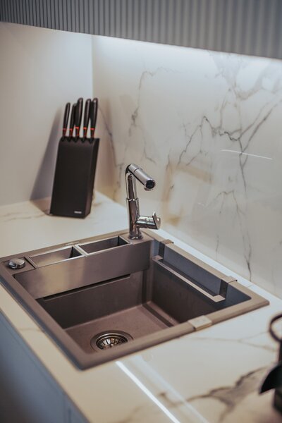 Aplomo Magnetic 64 granitový dřez s odkapávačem, černá