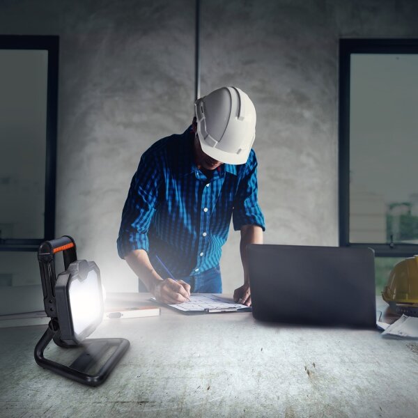 Solight WM-20W-RE-LED Stmívatelný nabíjecí reflektor LED/20W/4400 mAh 4000K IP54