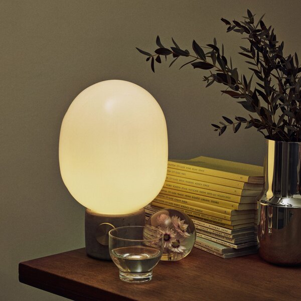 AUDO COPENHAGEN Stolní lampa JWDA Concrete, Light Grey / Brass