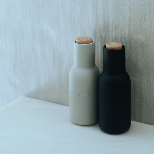 AUDO COPENHAGEN Mlýnky na sůl a pepř Bottle, Ash / Carbon, set 2ks