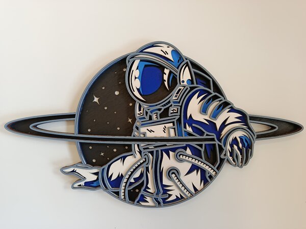 Z rodinné dílny Svítící dřevěná dekorace na zeď – Vesmírný astronaut (fosforeskující, 3D)
