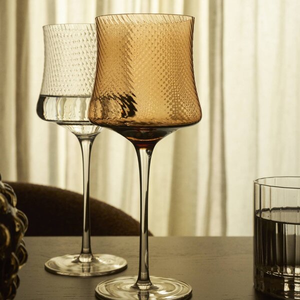 Kave Home Hnědá sklenička na víno Alori 460 ml
