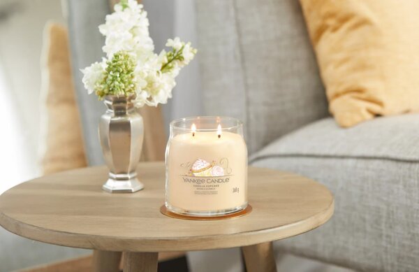 Střední vonná svíčka Yankee Candle Vanilla Cupcake Signature