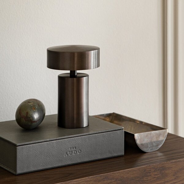 AUDO COPENHAGEN Stolní lampa Column Portable, Bronze