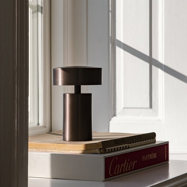 AUDO COPENHAGEN Stolní lampa Column Portable, Bronze