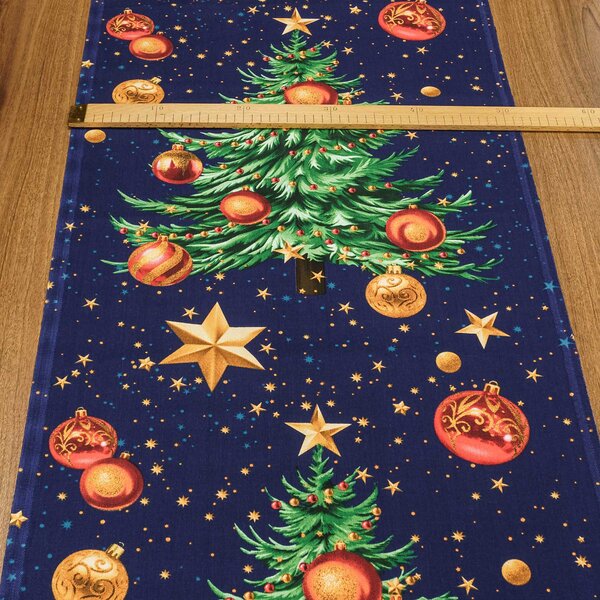 Bavlněné plátno / štola na metráž vánoční 703024, vánoční stromeček na tmavě modré, š. 50cm (látka v metráži)