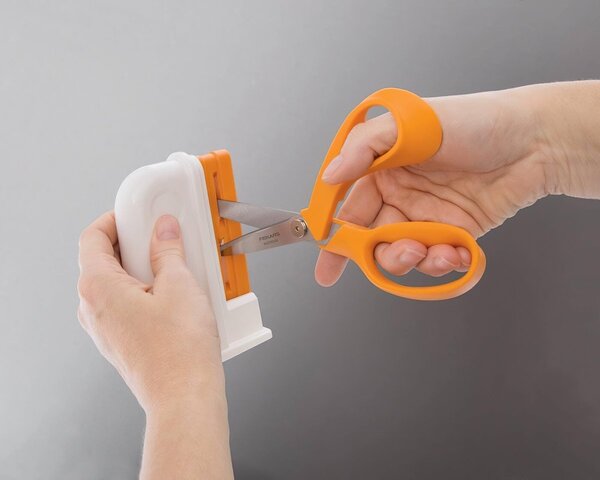 Ostřič nůžek FISKARS 8620, pro praváky i leváky, univerzální