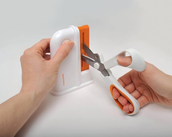 Ostřič nůžek FISKARS 8620, pro praváky i leváky, univerzální