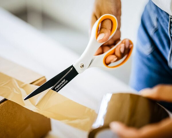 Krejčovské nůžky FISKARS TITANOVÉ 1004721, Non stick, s měkkou ergonomickou rukojetí, délka ostří 9.5cm, celková délka 21 cm