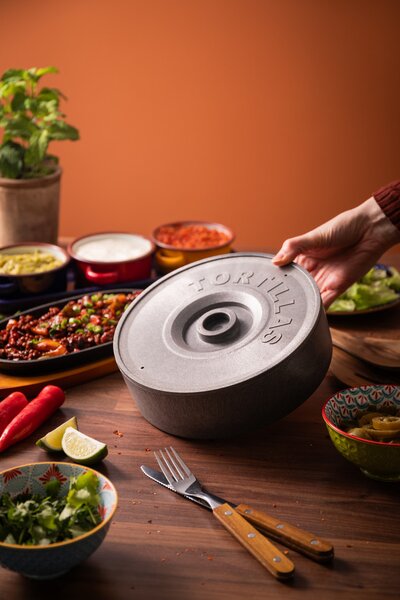 Ohřívač na tortilly KitchenCraft World of Flavours 20,5 cm do mikrovlnné trouby, šedý WFTOWARMER