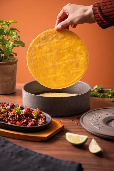 Ohřívač na tortilly KitchenCraft World of Flavours 20,5 cm do mikrovlnné trouby, šedý WFTOWARMER