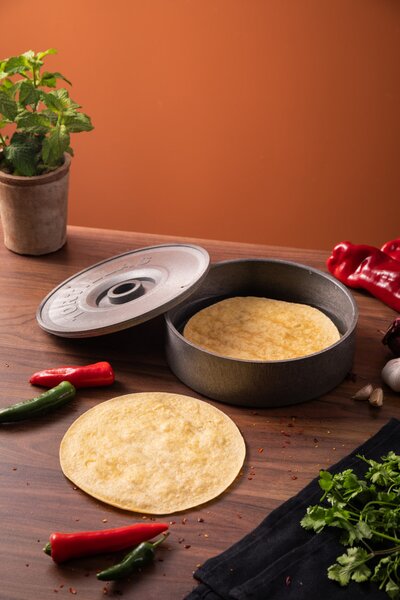 Ohřívač na tortilly KitchenCraft World of Flavours 20,5 cm do mikrovlnné trouby, šedý WFTOWARMER