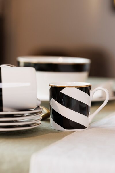 Espresso šálky s podšálky Mikasa Luxe Deco 100 ml, 2 ks, porcelán se zlatým lemem MKLDGEOESPPK2