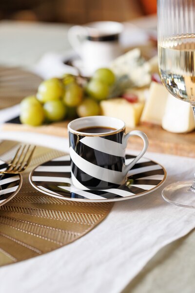 Espresso šálky s podšálky Mikasa Luxe Deco 100 ml, 2 ks, porcelán se zlatým lemem MKLDGEOESPPK2