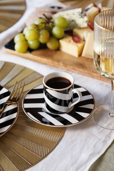 Espresso šálky s podšálky Mikasa Luxe Deco 100 ml, 2 ks, porcelán se zlatým lemem MKLDGEOESPPK2