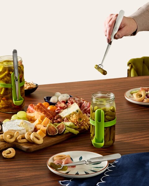 Vidlička a kleště Chef’n Squeeze n’ Hold 2 v 1 na nakládané potraviny, držák na sklenici 5314007EU