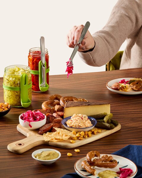 Kleště Chef’n Squeeze n’ Hold na nakládané potraviny, držák a pružný pásek na sklenici 5314008EU