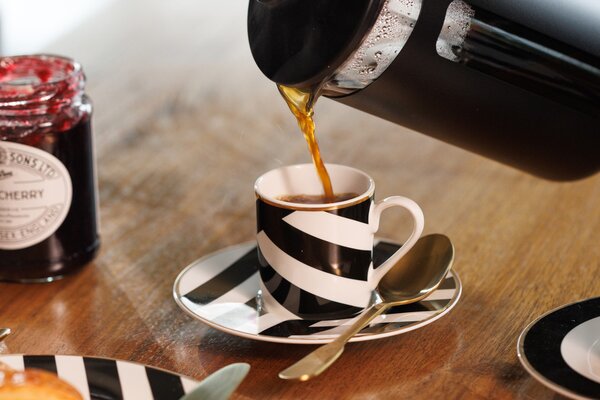 Espresso šálky s podšálky Mikasa Luxe Deco 100 ml, 2 ks, porcelán se zlatým lemem MKLDGEOESPPK2