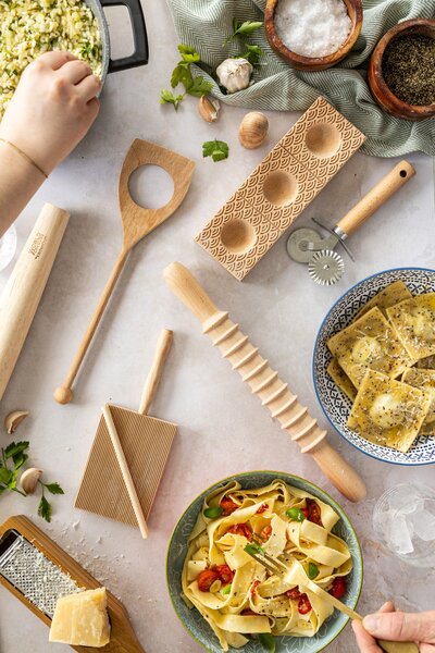 Sada na tvarování gnocchi KitchenCraft World of Flavours 2 ks, FSC bukové dřevo, destička a váleček WFGNOCCHI2PC