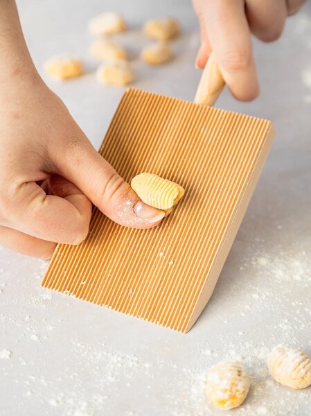 Sada na tvarování gnocchi KitchenCraft World of Flavours 2 ks, FSC bukové dřevo, destička a váleček WFGNOCCHI2PC