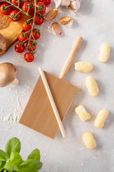 Sada na tvarování gnocchi KitchenCraft World of Flavours 2 ks, FSC bukové dřevo, destička a váleček WFGNOCCHI2PC
