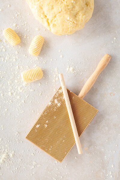 Sada na tvarování gnocchi KitchenCraft World of Flavours 2 ks, FSC bukové dřevo, destička a váleček WFGNOCCHI2PC