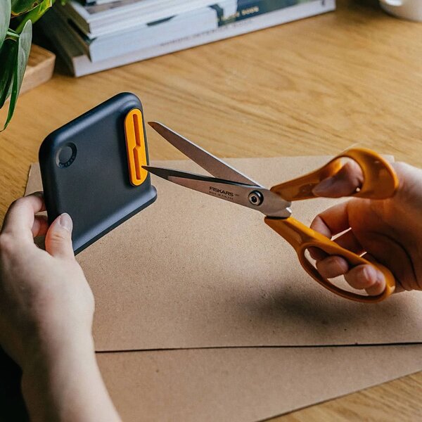 Ostřič nůžek FISKARS Clip-Sharp 1081129, pro praváky