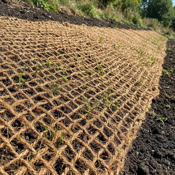 Kokosová protierozní síť KOS400, gramáž 400 g/m2, přírodní režná, š.100cm, role 25 metrů