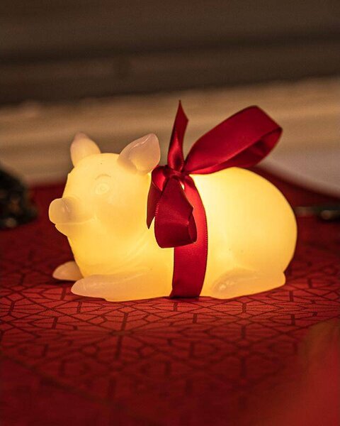 SIRIUS LED svíčka z pravého vosku na baterky, prasátko, bílé, 4 × 12 cm, CR2032