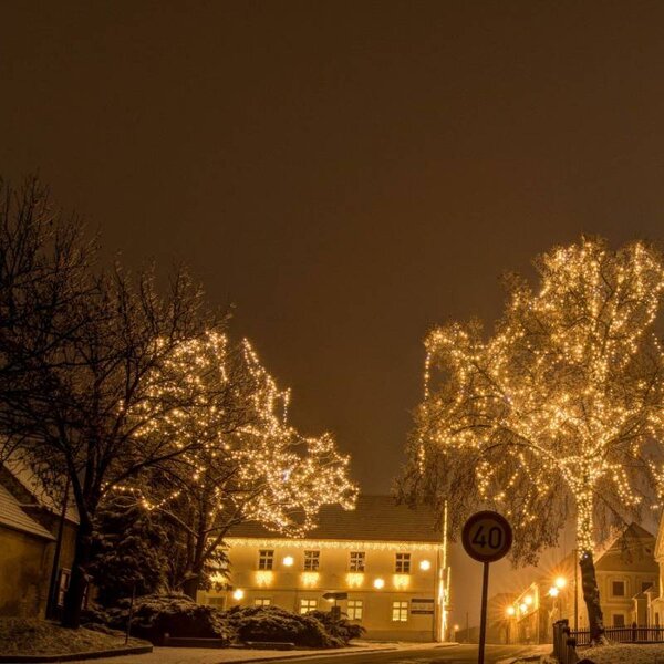 DECOLED Easy Fix LED světelný řetěz, 100 m, venkovní teple bílá, 400 MEGA LED, černý kabel, IP67, cívka