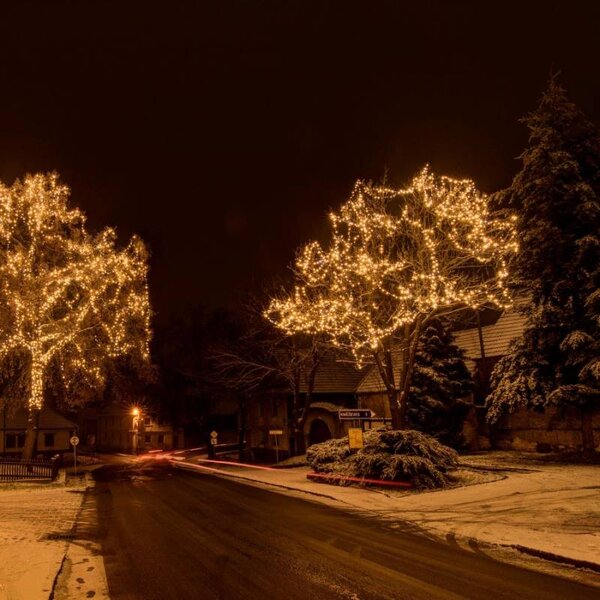 DECOLED Easy Fix LED světelný řetěz, 100 m, venkovní teple bílá, 400 MEGA LED, černý kabel, IP67, cívka