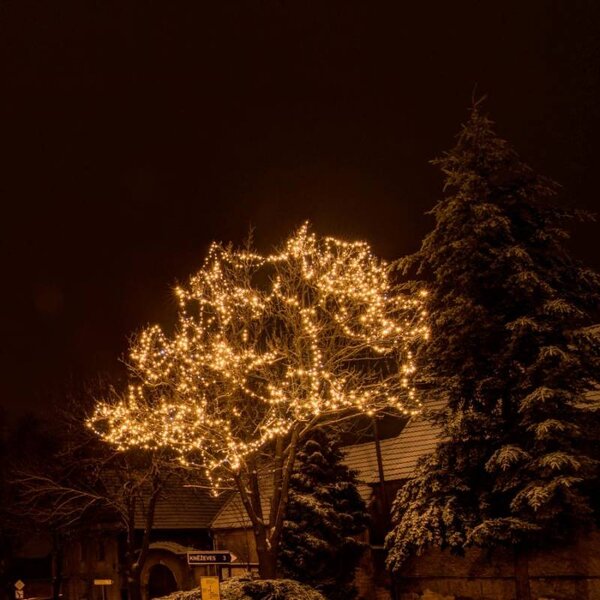DECOLED Easy Fix LED světelný řetěz, 100 m, venkovní teple bílá, 400 MEGA LED, černý kabel, IP67, cívka