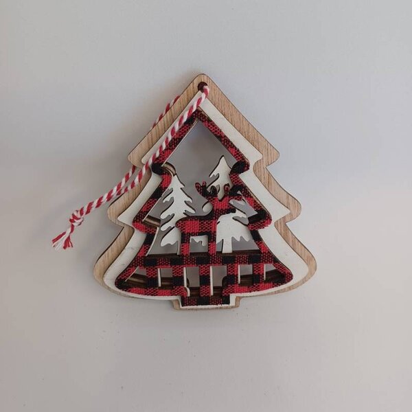 DECOLED Dřevěná vánoční ozdoba stromeček s jelínkem v lese, 9,5 × 10,5 cm, k zavěšení