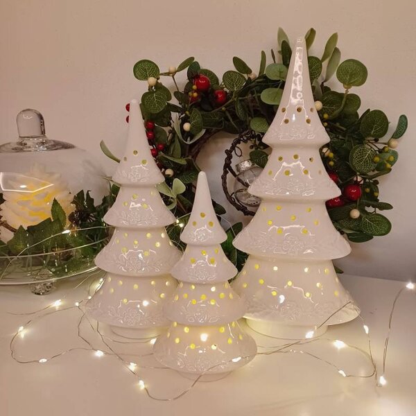 DECOLED LED dekorace keramický stromeček, 15 × 9,2 × 29 cm, teple bílá, 2× LR44