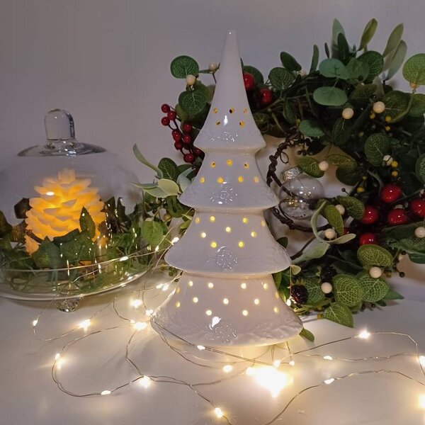 DECOLED LED dekorace keramický stromeček, 15 × 9,2 × 29 cm, teple bílá, 2× LR44