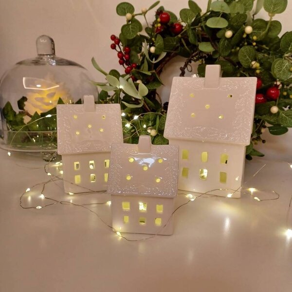 DECOLED LED dekorace keramický domeček, 8,5 × 6,9 × 12,9 cm, teple bílá, 2× LR44